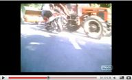 Video: Skuterom protiv traktora